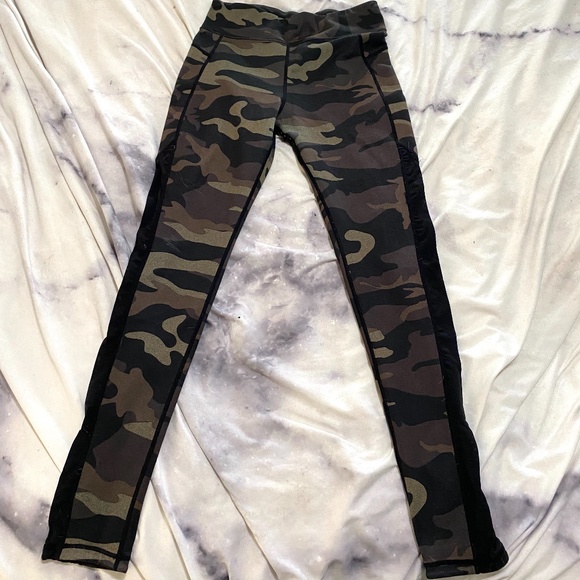 High Waisted Camo Leggings - Picture 1 of 2
